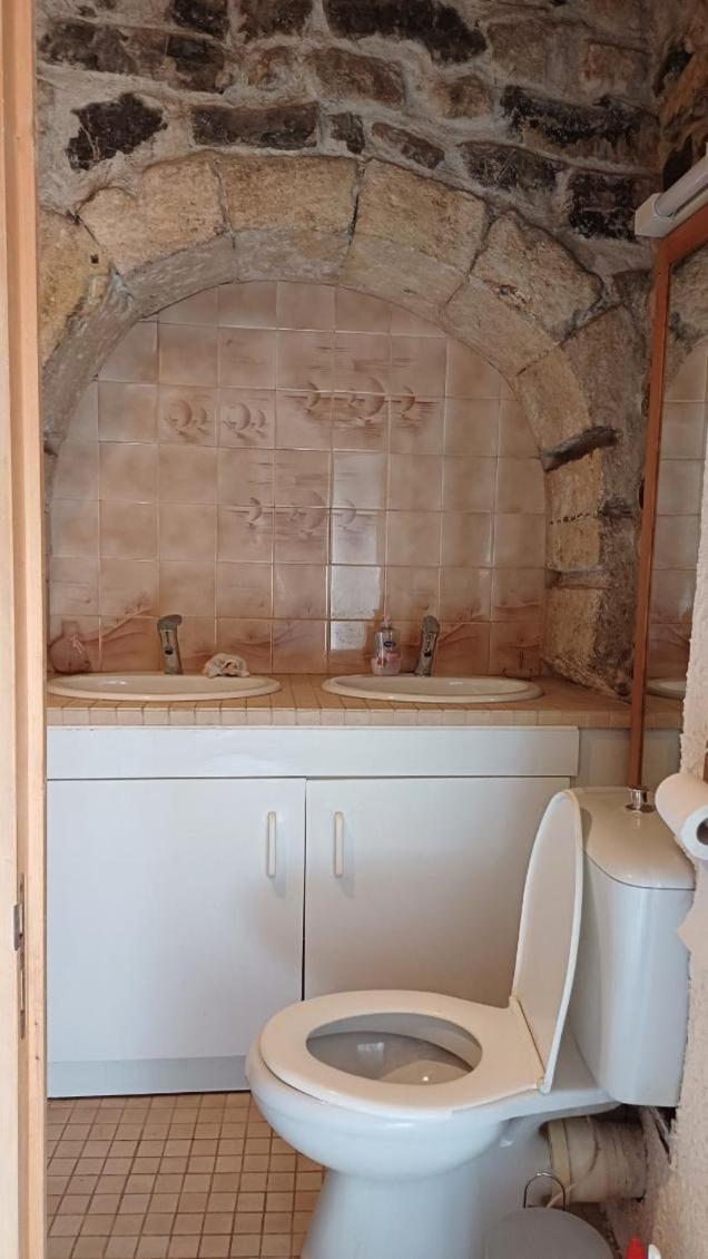 Appartement Chaleureux Dans Une Maison En Pierre Mireval Extérieur photo